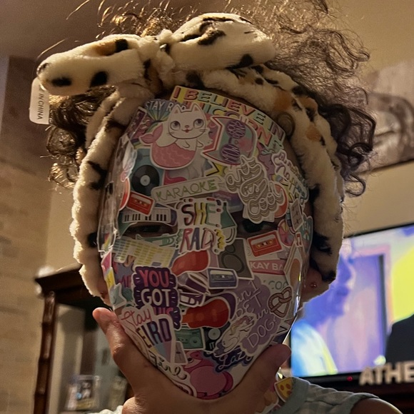 Meet your Poshers, Raquel and Athena - Picture 3 of 3